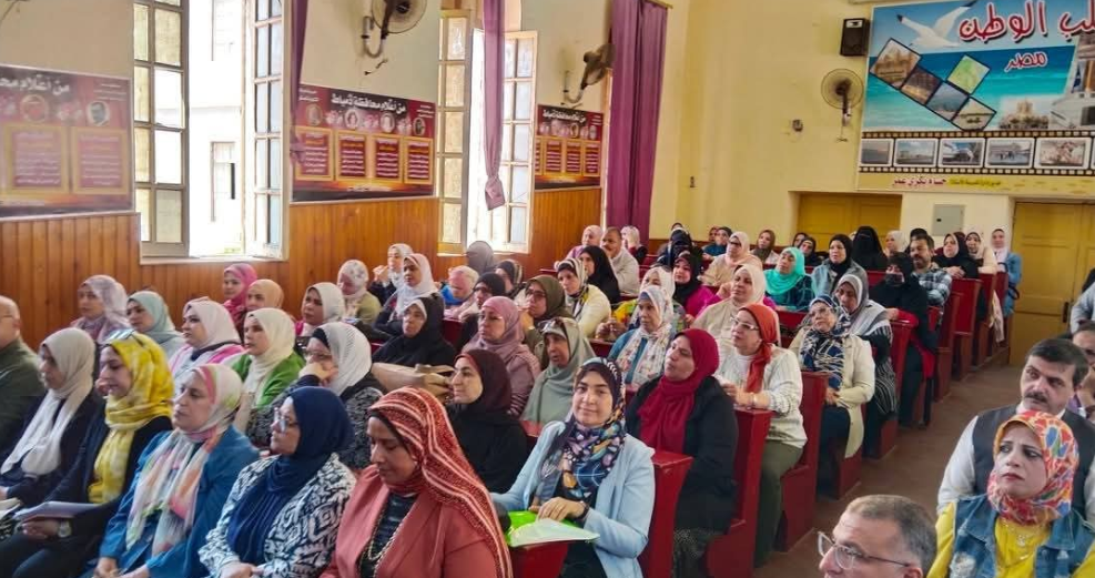 وكيل الوزارة يجتمع مع مع رؤساء الأقسام والموجهين بإدارة دمياط التعليمية