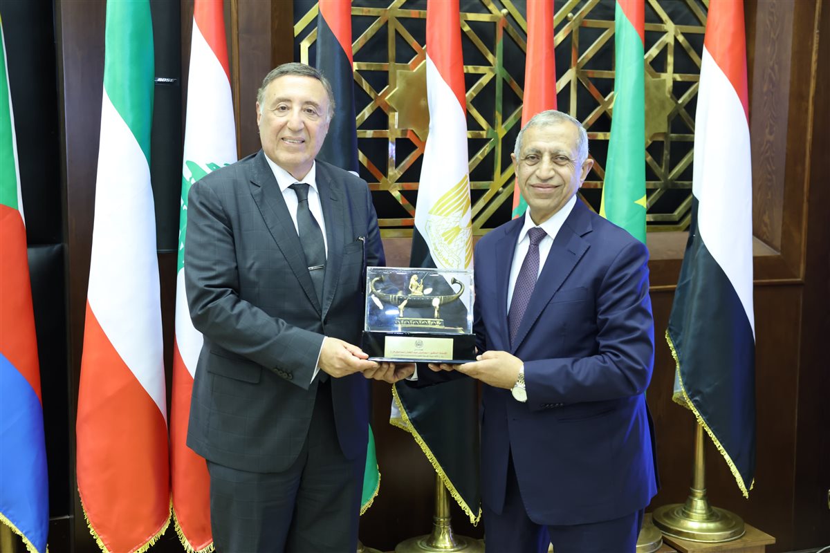 رئيس المحكمة الدستورية يزور الأكاديمية العربية