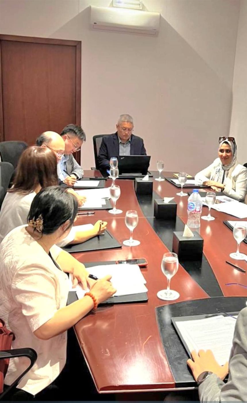 السكرتير العام لدمياط يجتمع مع وفد رفيع المستوى من جامعة شنغهاي المفتوحة بجمهورية الصين الشعبية