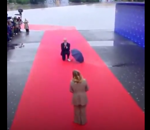 رئيس وزراء ألبانيا يركع أمام رئيسة وزراء إيطاليا، فيتو