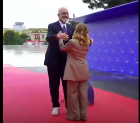 بالأحضان والقبلات راما يستقبل جورجيا في لقاء رسمي، فيتو