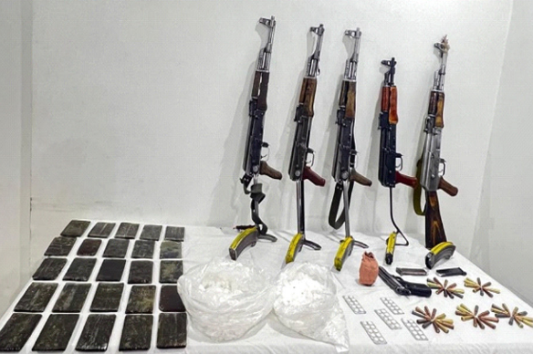 أسلحة نارية ومخدرات