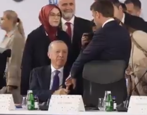أردوغان يمسك بأصبع ماكرون، فيتو