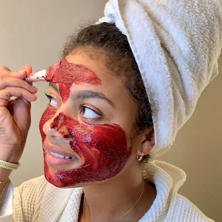 قناع الكركدية والزبادى لتوحيد لون البشرة 