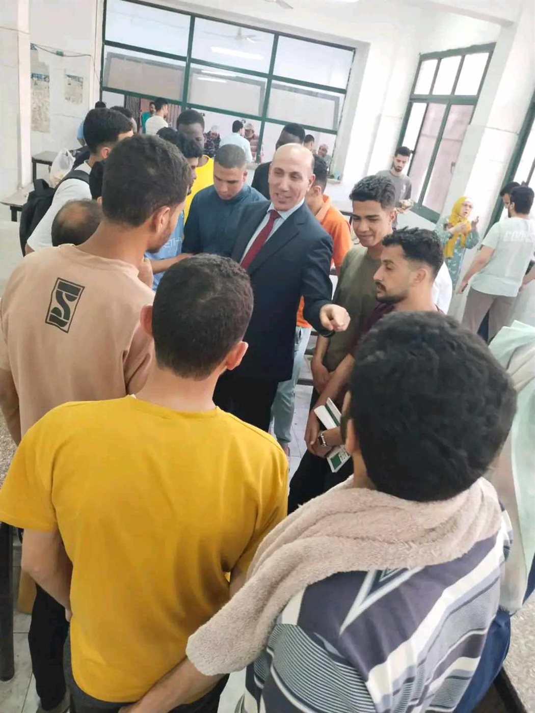 عفيفي يتفقد المدينة الجامعية للطلبة بشارع فاروق بعد واقعة طرد الطالبة،فيتو