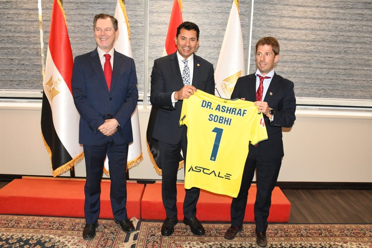 أشرف صبحي يلتقي السفير الإسباني وممثلي نادي فياريال لبحث سبل التعاون المشترك