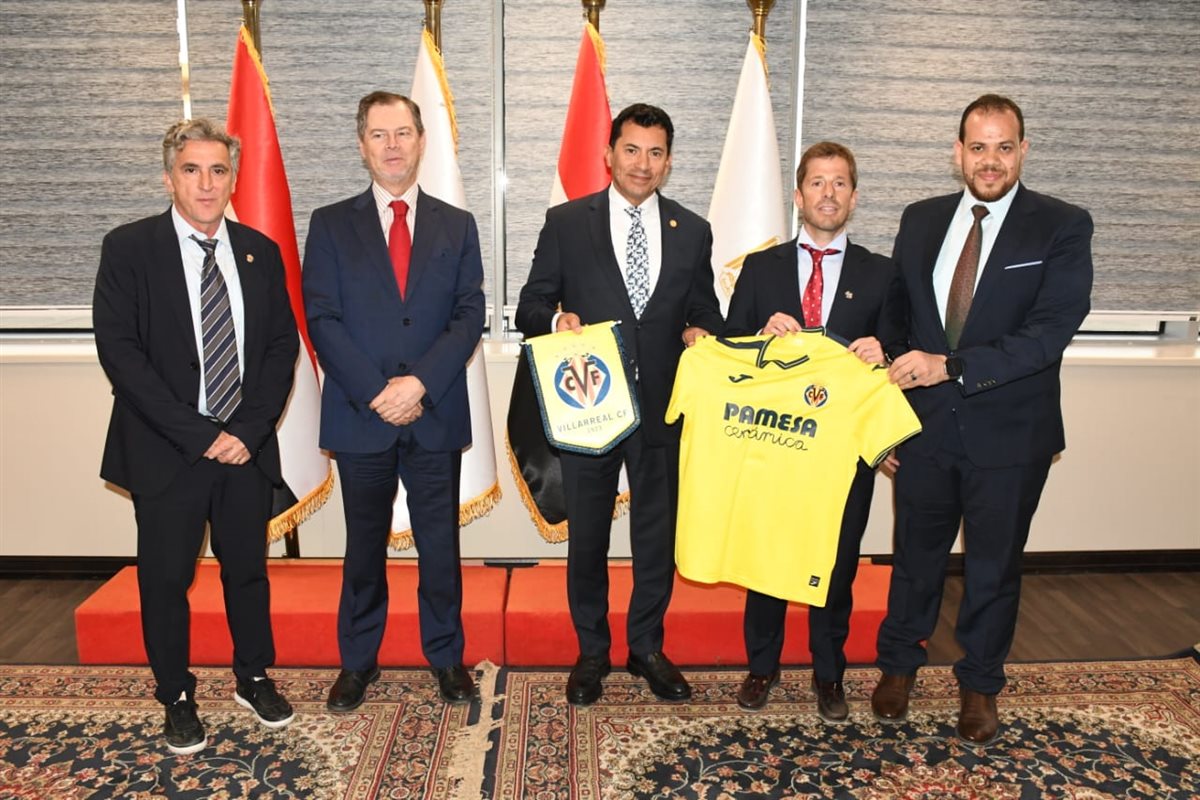 أشرف صبحي يلتقي السفير الإسباني وممثلي نادي فياريال لبحث سبل التعاون المشترك