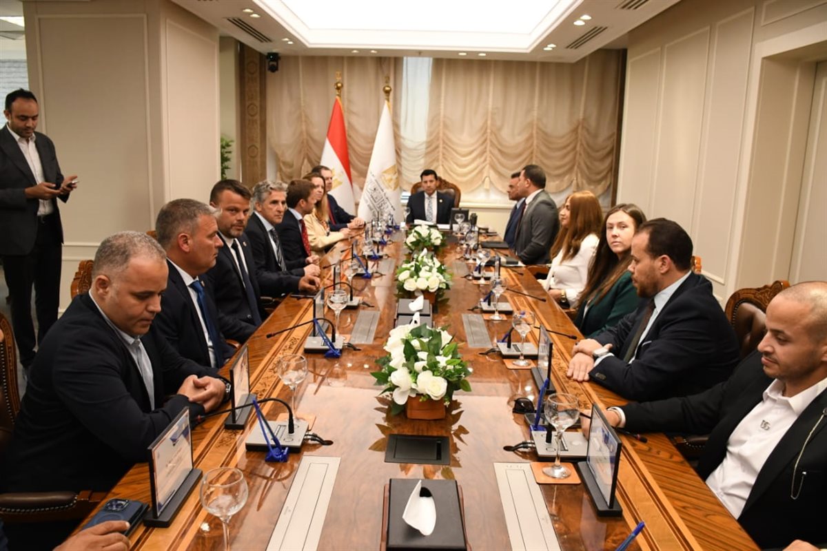 أشرف صبحي يلتقي السفير الإسباني وممثلي نادي فياريال لبحث سبل التعاون المشترك