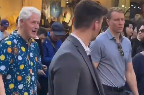 بيل كلينتون يسير مذهولًا في شوارع كوريا، فيتو