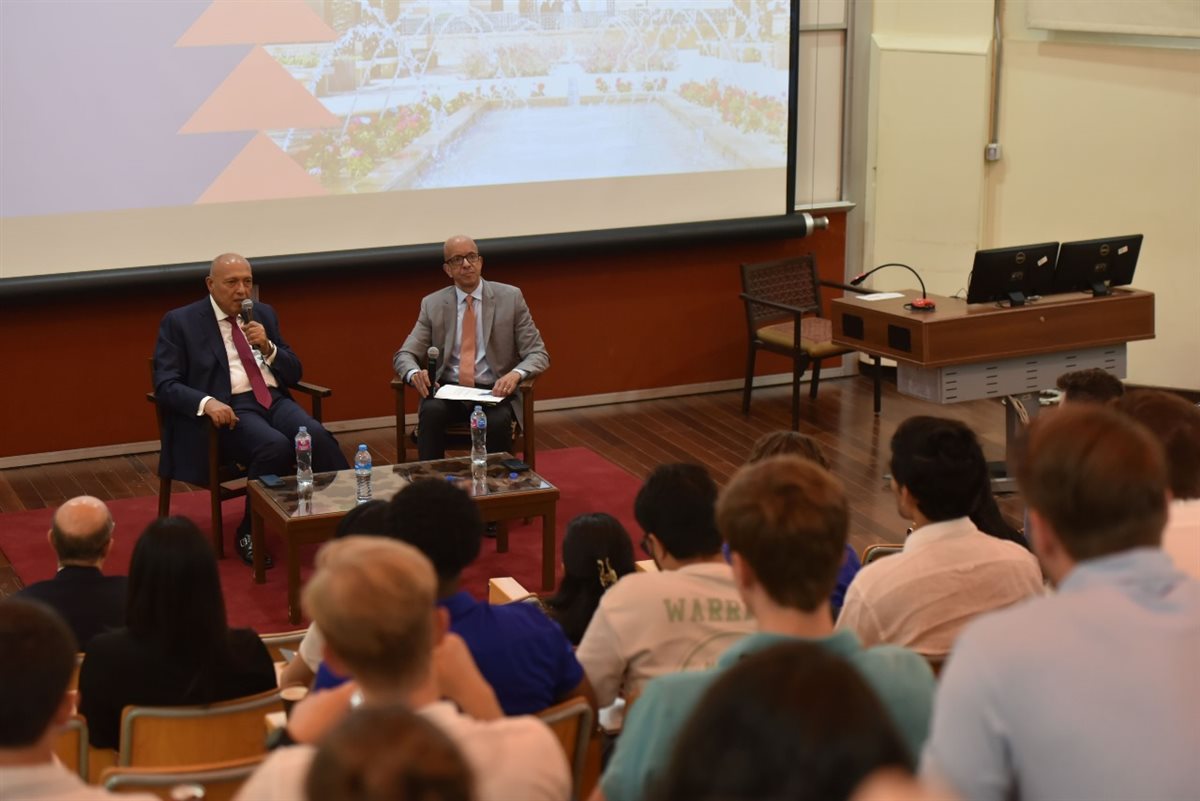 طلاب هارفارد بالجامعة الأمريكية بالقاهرة