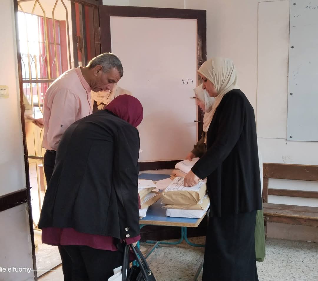 متابعة سير الامتحانات من مركز توزيع أسئلة امتحانات نهاية العام بإدارة الزرقا التعليمية