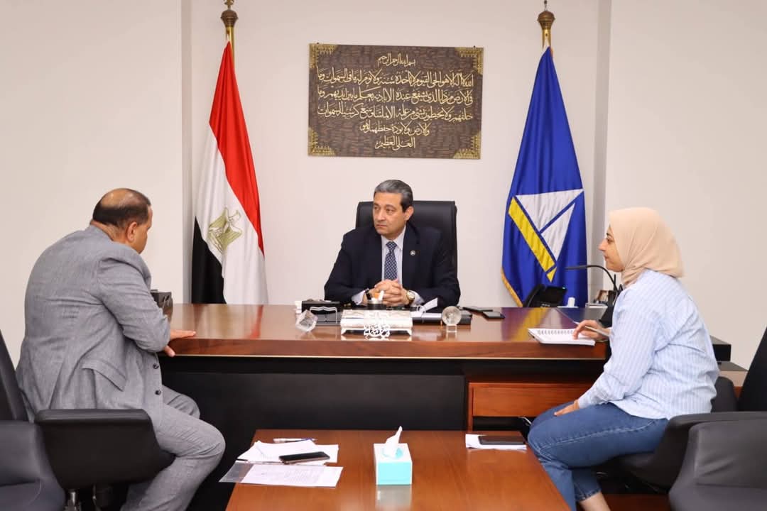 محافظ دمياط يجتمع مع رئيس شركة مياه الشرب والصرف الصحي بدمياط، لمتابعة الموقف التنفيذي لعدد من المشروعات الجارية