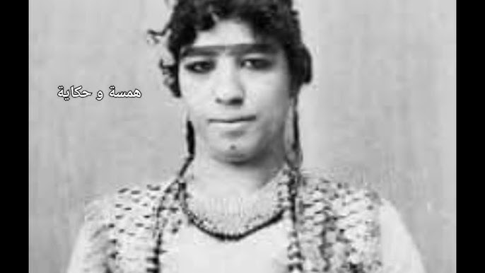 بمبة كشر بحواجبها الكثيفة