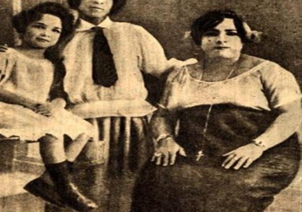 بمبة كشر مع رفيقاتها