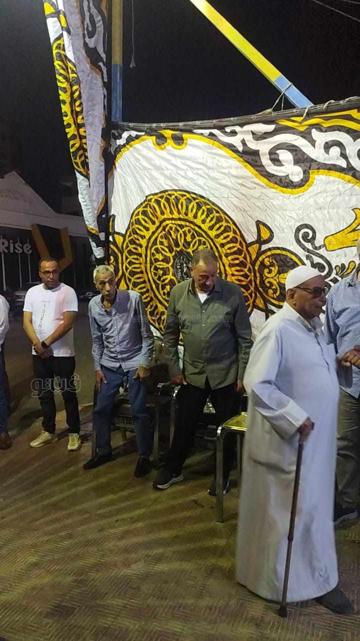 الحزن يسيطر على محمود الخطيب أثناء تلقى عزاء شقيقته بقنا