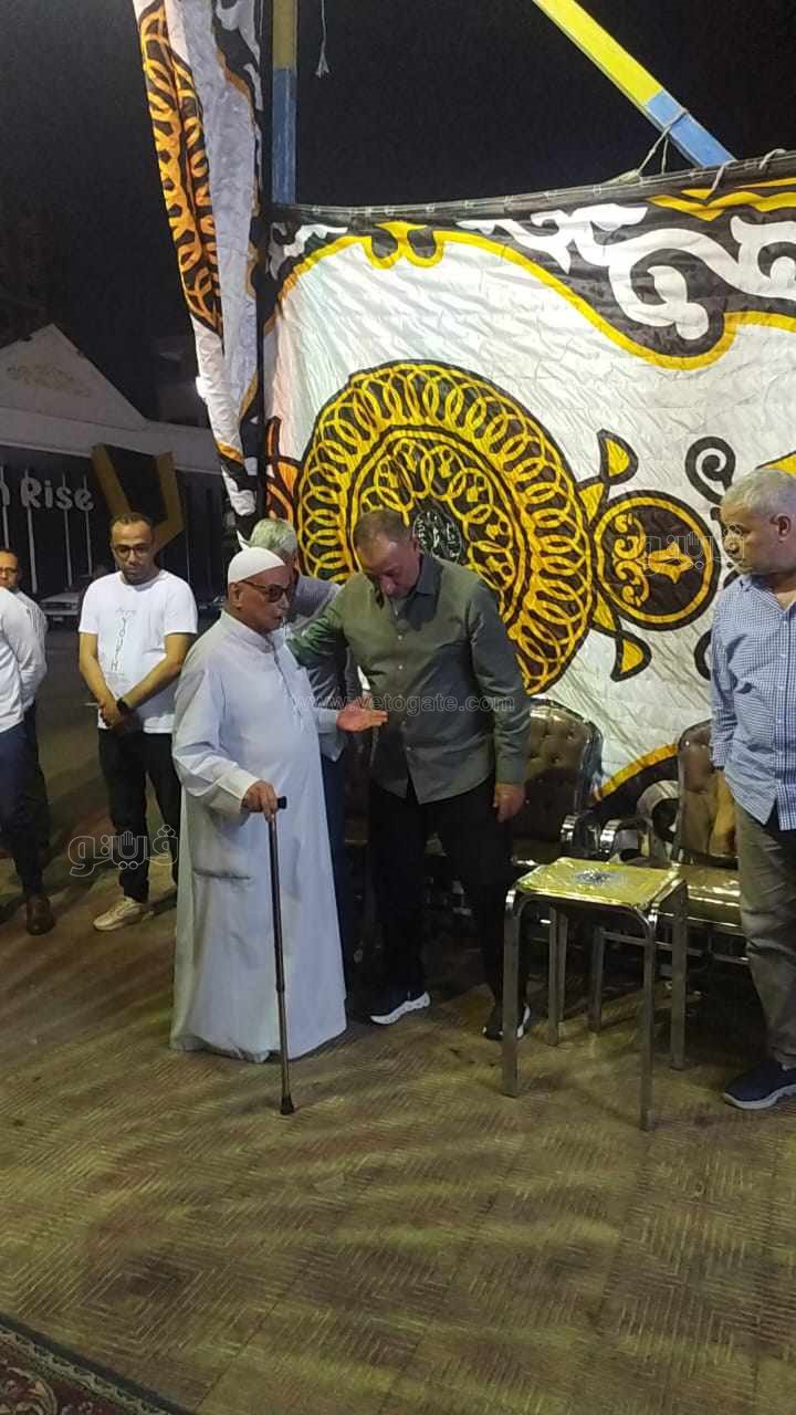 الحزن يسيطر على محمود الخطيب أثناء تلقى عزاء شقيقته بقنا