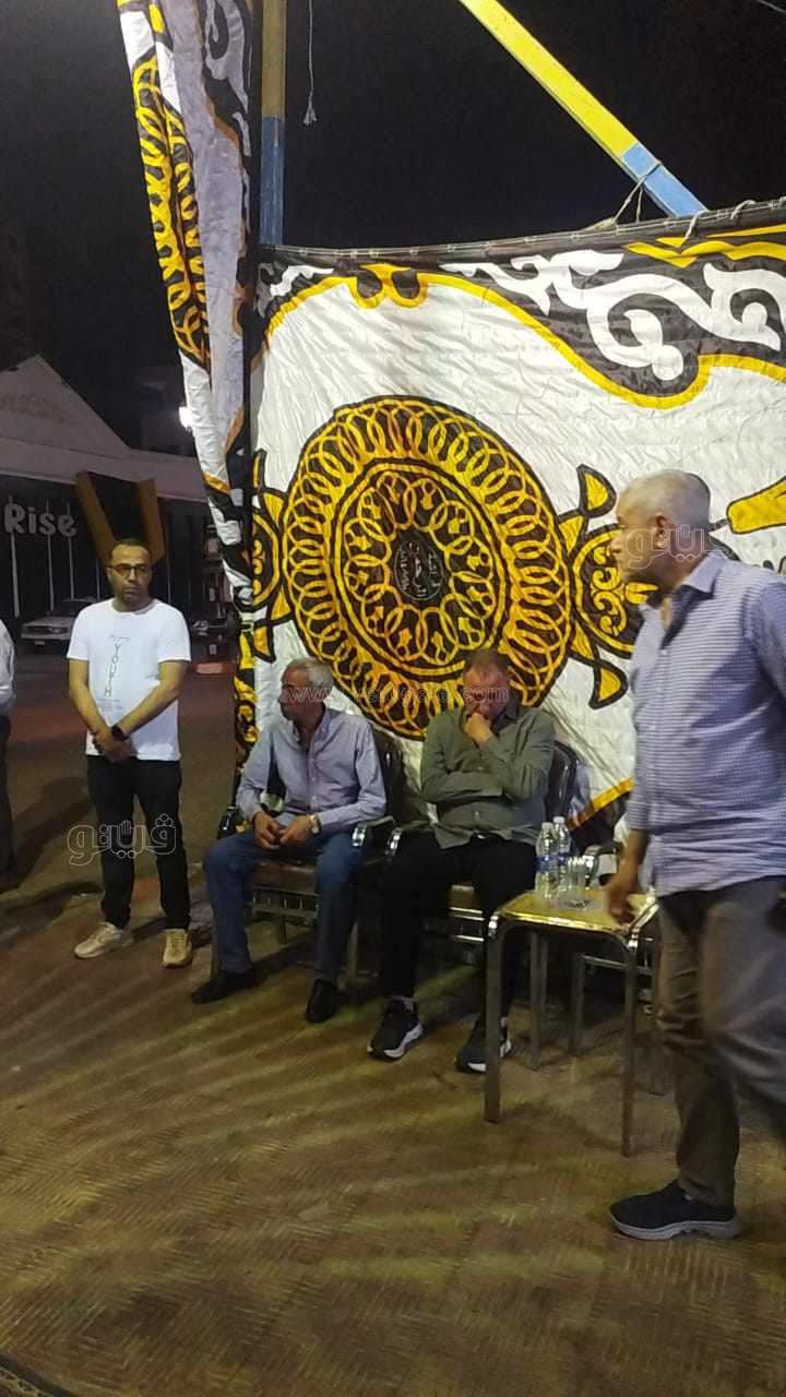 الحزن يسيطر على محمود الخطيب أثناء تلقى عزاء شقيقته بقنا