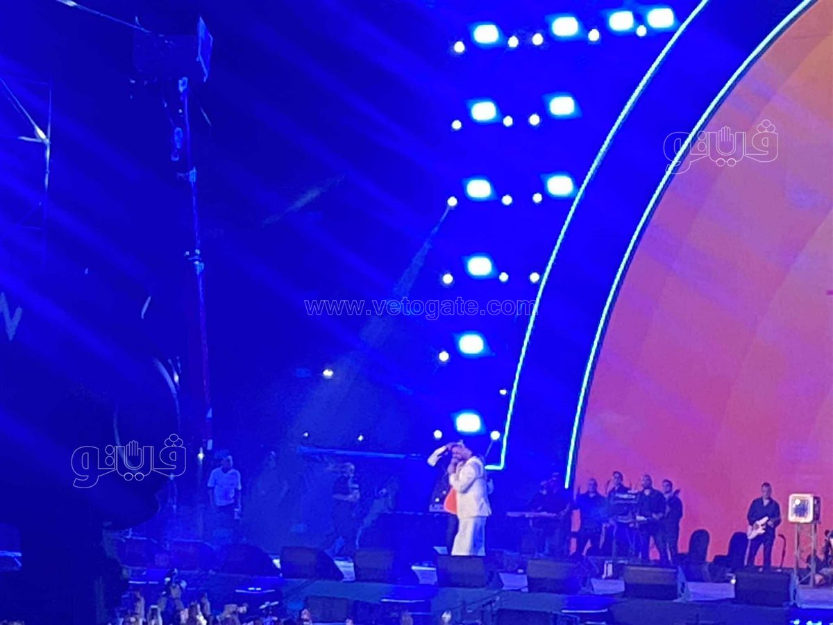  تامر حسني يغني مع كزبرة (2)