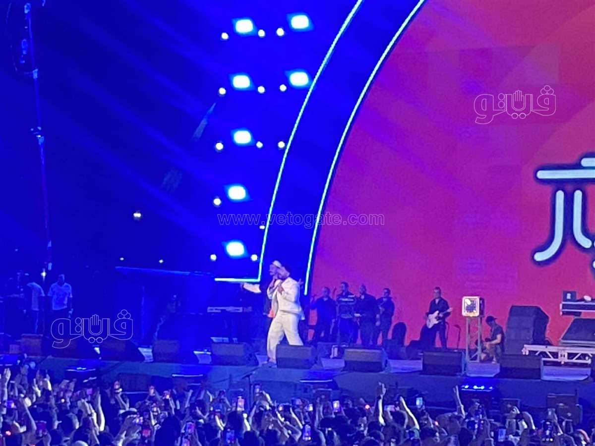  تامر حسني يغني مع كزبرة (4)