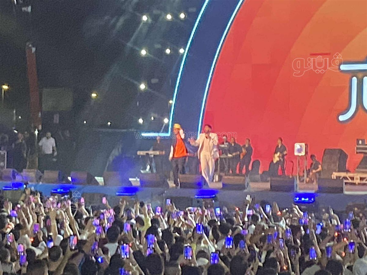  تامر حسني يغني مع كزبرة (1)