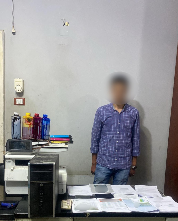 ضبط المدير المسؤول عن شركة إلحاق عمالة بالخارج بالفيوم بدون ترخيص لنشاط احتيالي