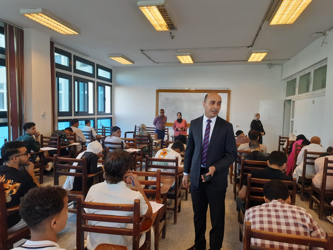 رئيس جامعة دمنهور يتابع سير الامتحانات، فيتو