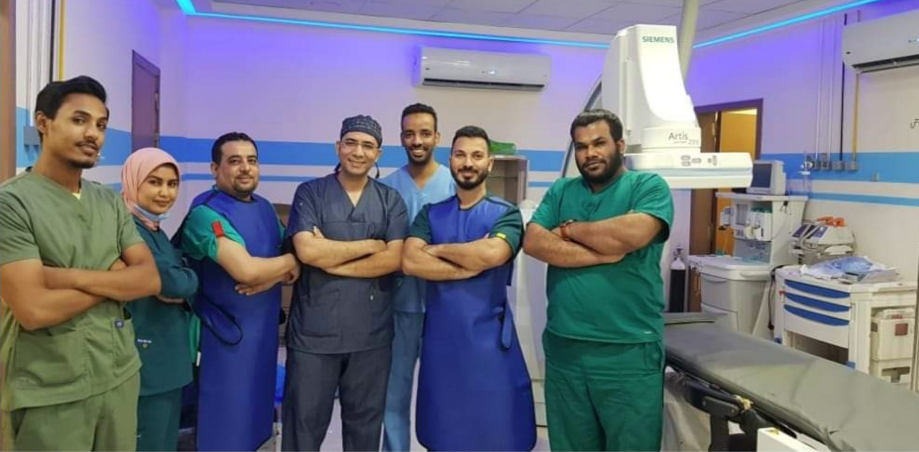 طبيب القلب محمد العشري مع زملاءه قبل إجراء العملية، فيتو