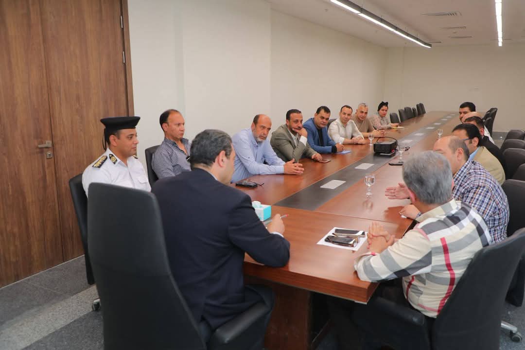 محافظ دمياط يجتمع مع عدد من القيادات التنفيذية والأمنية
