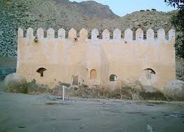 مسجد الصخرات: مسجد الصخرات أحد مساجد مكة المكرمة، يقع المسجد في عرفات اسفل جبل الرحمة، وهو مرتفع قليلا عن الأرض، ويحيط به جدار قصير وفيه صخرات كبار، وقد وقف عندها الرسول