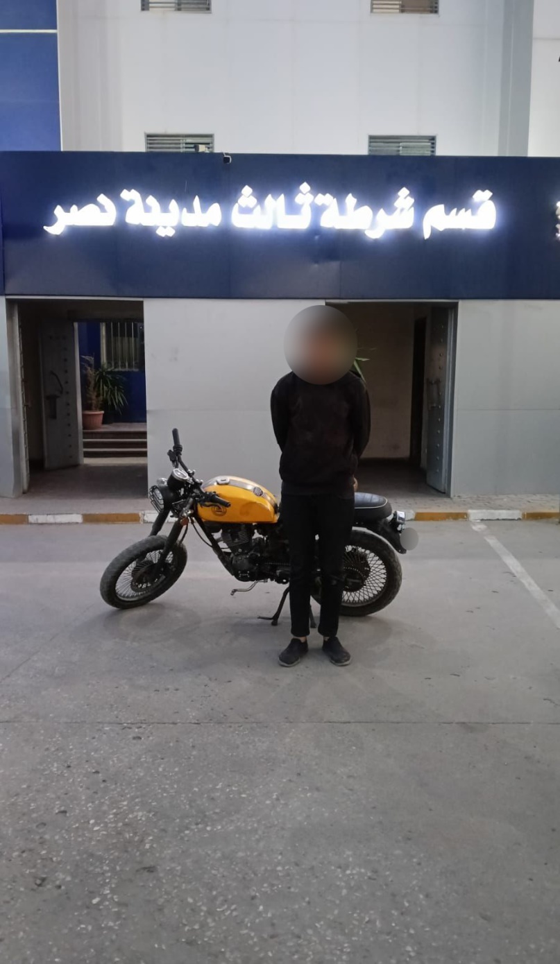 قائد دراجة نارية يتحرش بفتاة ويتعدى عليها فى مدينة نصر