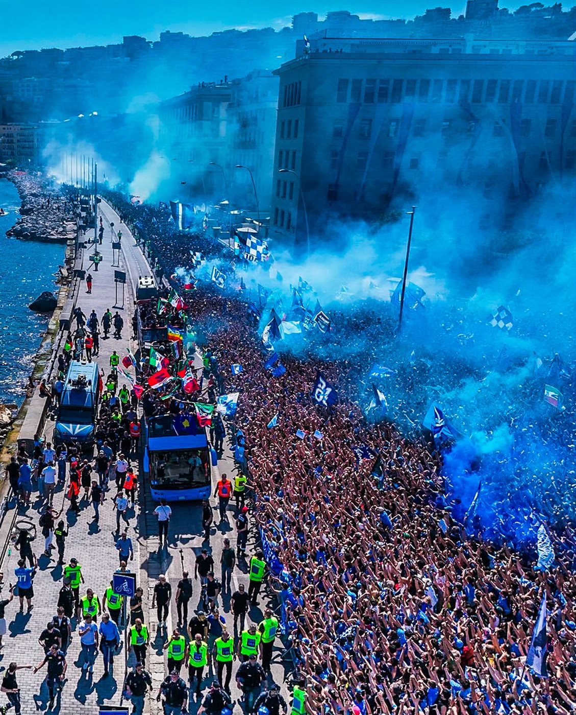 نابولي يحتفل بلقب الدوري الإيطالي بحريا وبريا