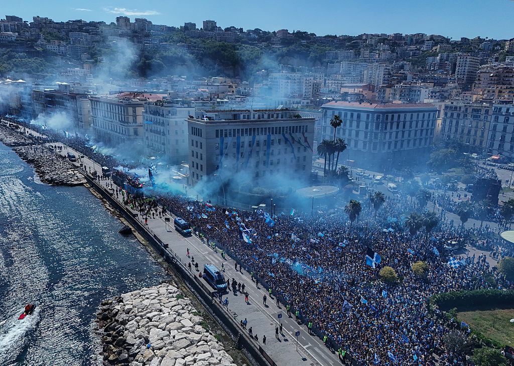 نابولي يحتفل بلقب الدوري الإيطالي بحريا وبريا