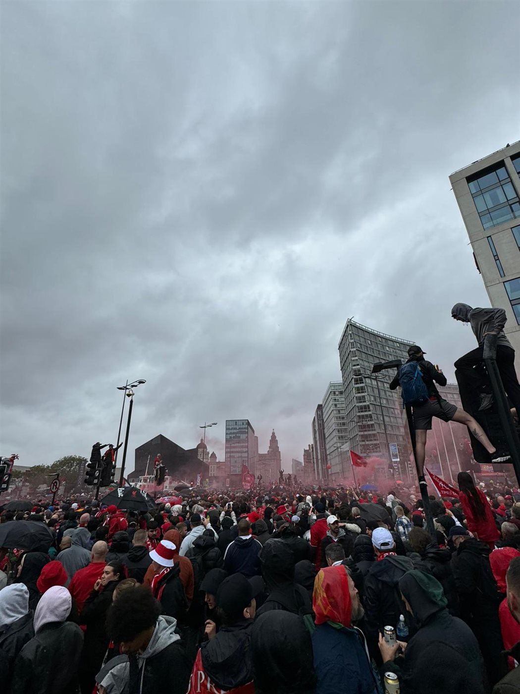 أجواء جنونية في احتفالات جماهير ليفربول بلقب الدوري الإنجليزي 