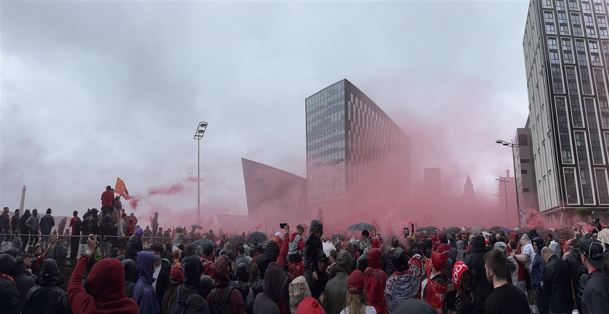 أجواء جنونية في احتفالات جماهير ليفربول بلقب الدوري الإنجليزي 