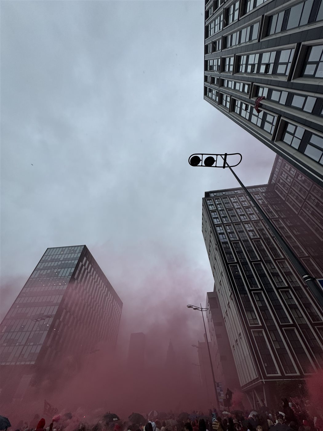 أجواء جنونية في احتفالات جماهير ليفربول بلقب الدوري الإنجليزي 