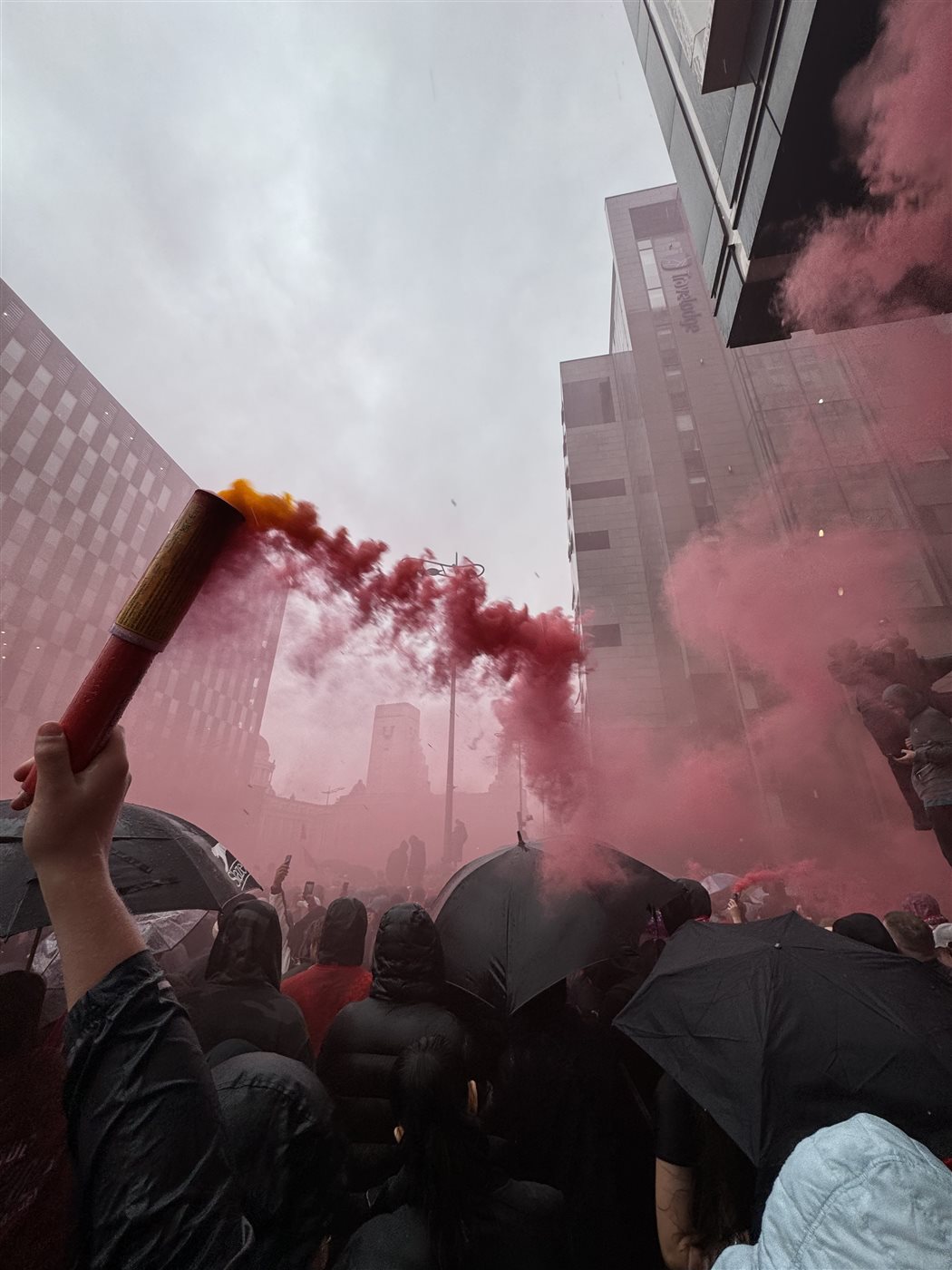 أجواء جنونية في احتفالات جماهير ليفربول بلقب الدوري الإنجليزي 