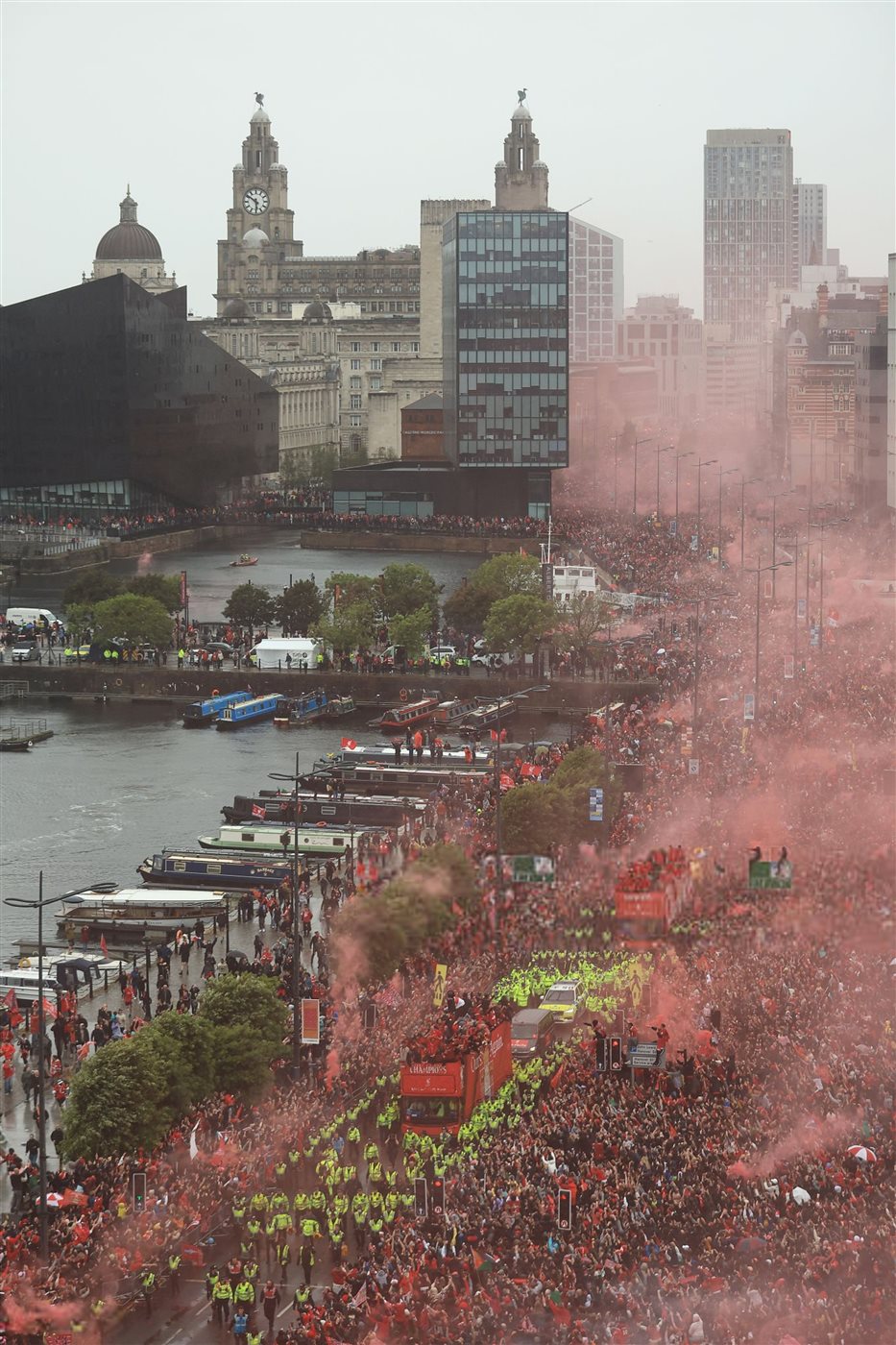 أجواء جنونية في احتفالات جماهير ليفربول بلقب الدوري الإنجليزي 