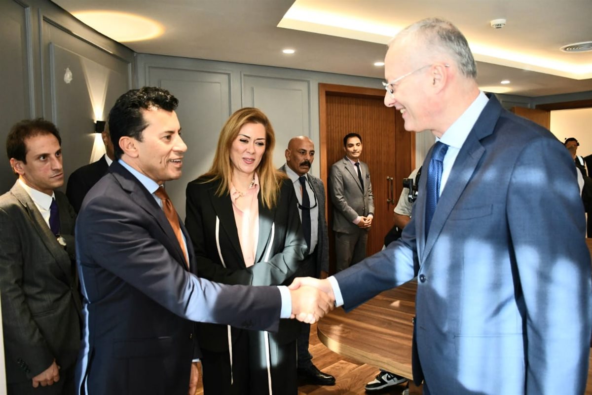 وزير الشباب والرياضة يُشارك في المقابلات الشخصية لبرنامج المرأة تقود للتنفيذيات