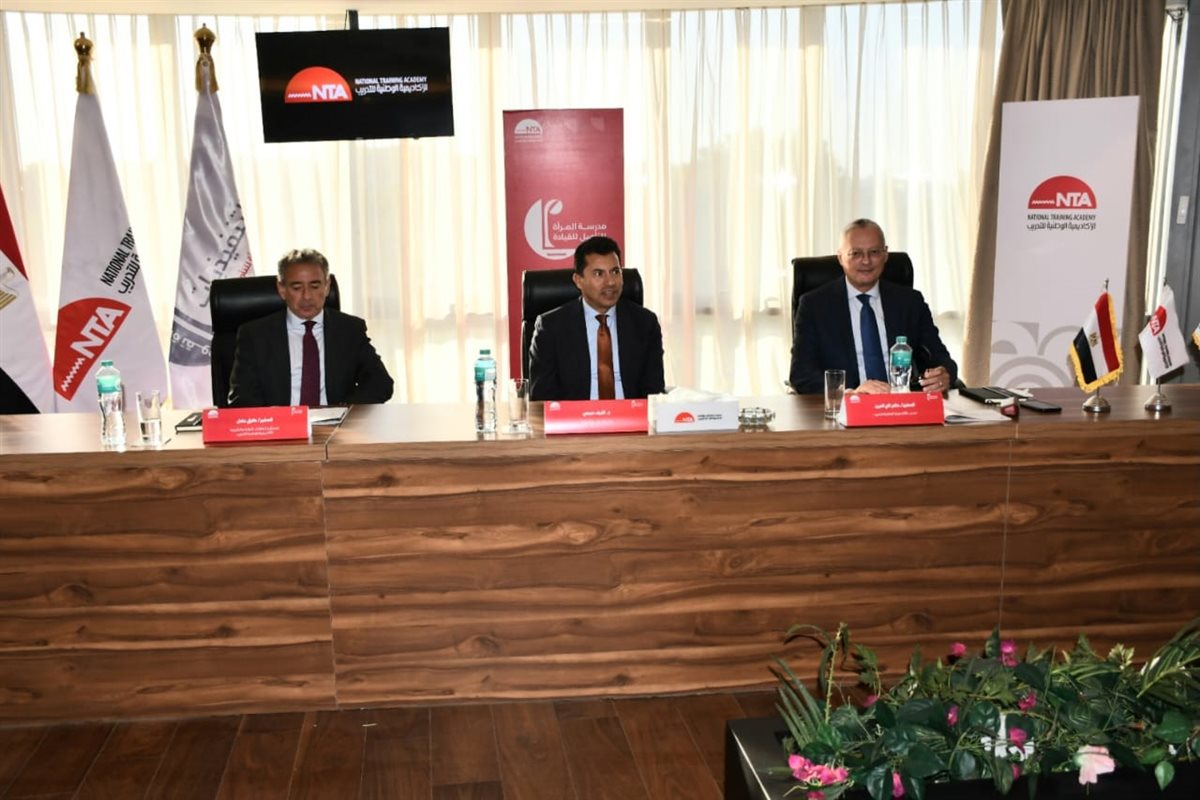 وزير الشباب والرياضة يُشارك في المقابلات الشخصية لبرنامج المرأة تقود للتنفيذيات