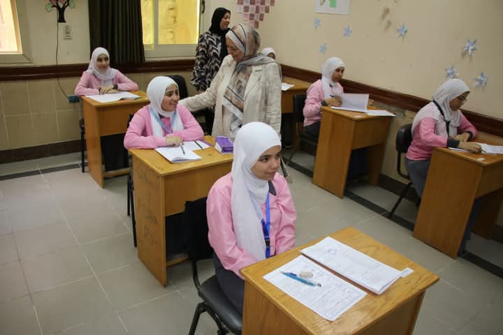 مدير التأمين الصحي ببني سويف تتفقد امتحانات النقل بالمعهد الفني للتمريض