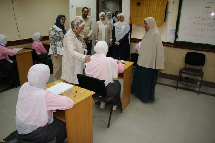 مدير التأمين الصحي ببني سويف تتفقد امتحانات النقل بالمعهد الفني للتمريض