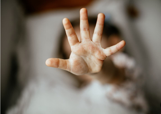 علامة مهمة تكشف تعرض الطفل للتحرش، فيتو