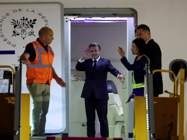 ماكرون بعد تلقى الصفعة من زوجته، فيتو