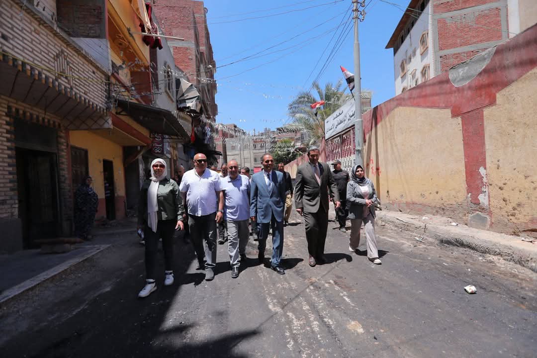 محافظ دمياط يتابع أعمال الرصف بقرية الوسطاني ويشدد على سحب الأراضي المُبوّرة ورفع القمامة