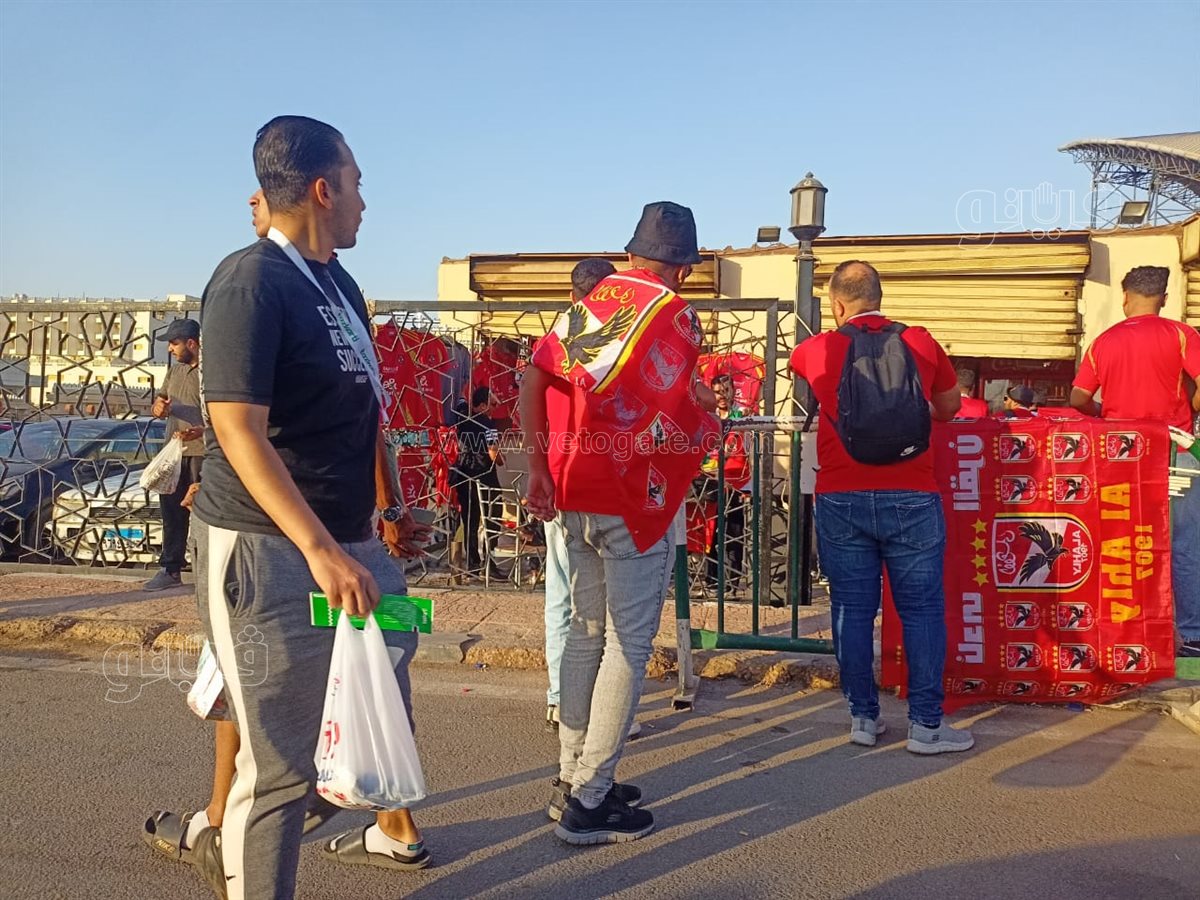 توافد جماهير الأهلي على مدرجات استاد القاهرة بموقعة حسم الدوري أمام فاركو