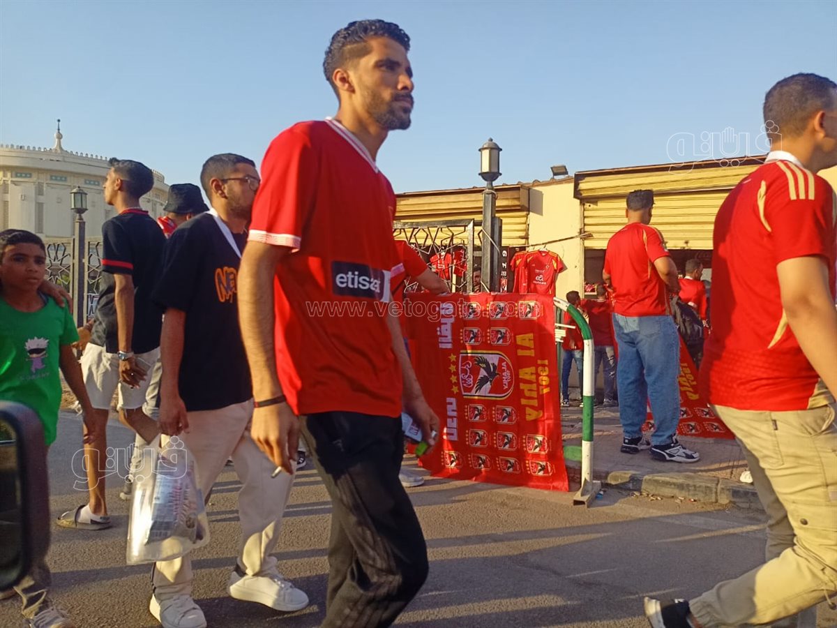 توافد جماهير الأهلي على مدرجات استاد القاهرة بموقعة حسم الدوري أمام فاركو