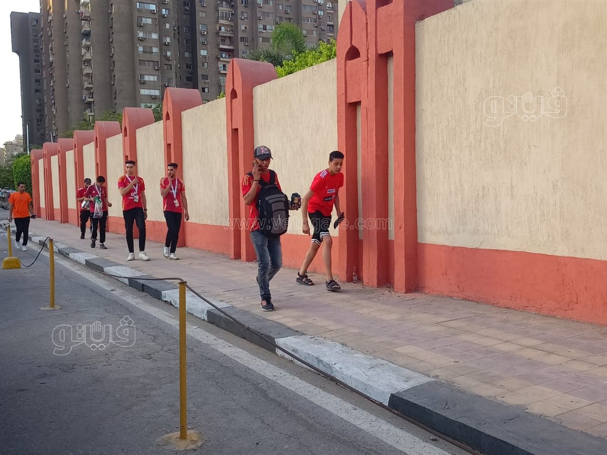 توافد جماهير الأهلي على مدرجات استاد القاهرة بموقعة حسم الدوري أمام فاركو