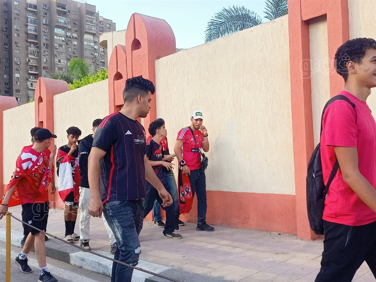 توافد جماهير الأهلي على مدرجات استاد القاهرة بموقعة حسم الدوري أمام فاركو