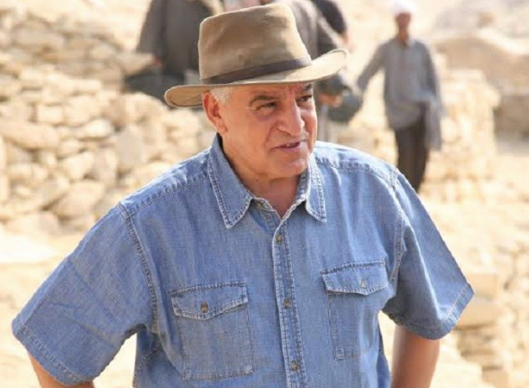 الدكتور زاهي حواس ونطظية نقل أحجار الأهرامات في وقت الفيضان، فيتو