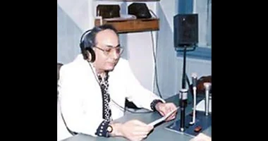 عمر بطيشة فى استديو الاذاعة 